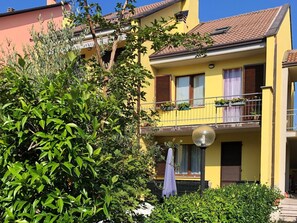 Pflanze, Gebäude, Himmel, Daytime, Eigentum, Fenster, Botanik, Blatt, Blau
