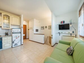 Interior Design, Flooring, Fussboden, Möbel, Decke, Zimmer, Wohnung, Couch, Wohnzimmer, Haushaltsgerät