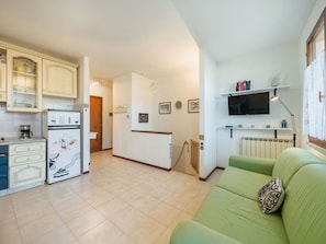 Interior Design, Flooring, Fussboden, Möbel, Decke, Zimmer, Wohnung, Couch, Wohnzimmer, Haushaltsgerät