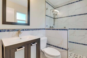 Private bathroom with shampoo/conditioner/body wash. Hair dryer/iron on request.