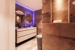 Step into a spa-like retreat! This stylish bathroom combines elegance and comfort, making every self-care moment a joyful escape!