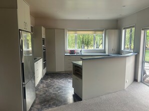 Kitchen.   Good sized kitchen.  Gas hob, air frier.   Dishwasher