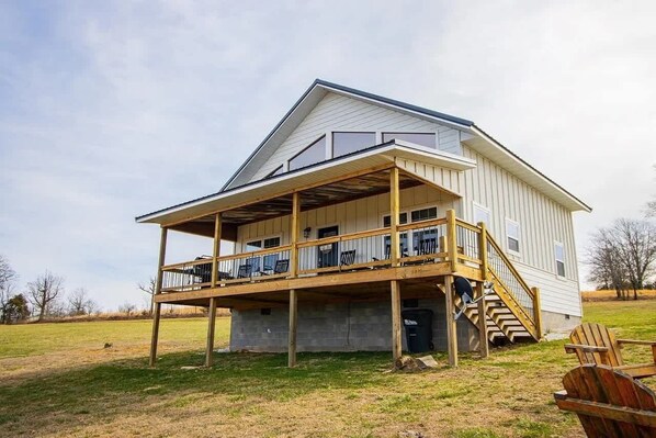 Elevated views and a peaceful atmosphere await. This cabin promises an unforgettable experience.
