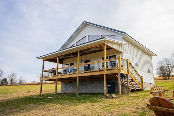 Elevated views and a peaceful atmosphere await. This cabin promises an unforgettable experience.