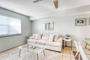 Bright and inviting minimalist interior, designed for comfort and a welcoming atmosphere.