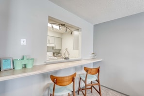 Two-seater bar counter—perfect for a quick breakfast in the morning and drinks at night.