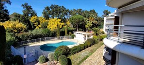 -img.tag.poolview-