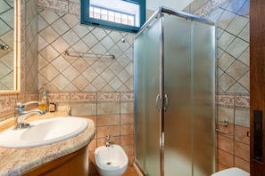 Autumn, Bathroom, Spring, Summer