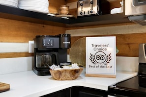 DUAL-FUNCTION COFFEE MAKER ACCEPTS FILTER OR K-CUP POD