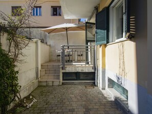 Wohngebiet, Tür, Zuhause, Verbundwerkstoff, Balkon, Beton, Treppe, Geländer, Schatten, Daylighting
