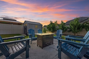 Fire pit & 6 chairs