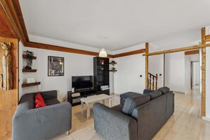 Salón amplio con sofá y smart TV para descansar tras un día de playa
