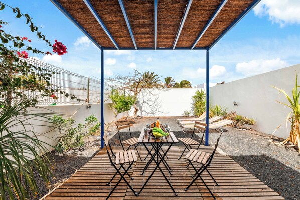 Jardín volcánico con terraza privada en Bayside Casa Canto, Costa Teguise