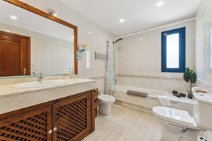 Ducha con luz natural y detalles acogedores en madera y piedra