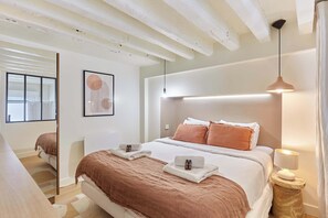 Chambre en mezzanine  avec lit queen size et TV