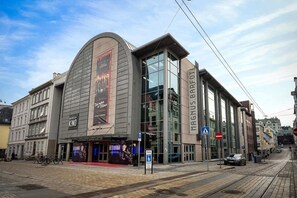 Magnus Barefoot Cinema Centre - only 35 meters away from the property