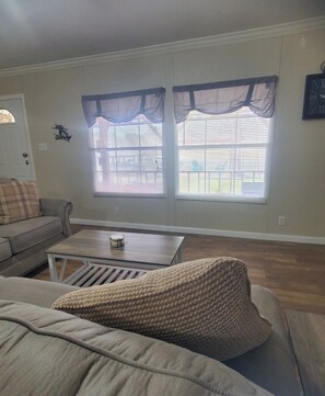 Livingroom with beautiful view of the lake