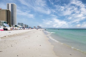 Crystal clear water, sugar sand beaches, only 1 block away. Just a 4 min stroll!