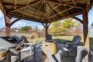 Fire up the weber grill for those delicious burgers and steaks!