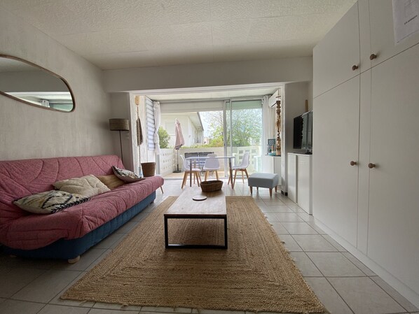 Bright living room giving on terrace 