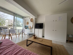 Bright living room overlooking the terrace 