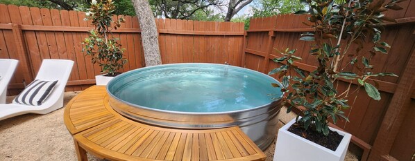 Outdoor spa tub