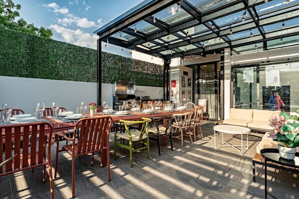 Outdoor dining area with seating for 14, perfect for group meals and gatherings