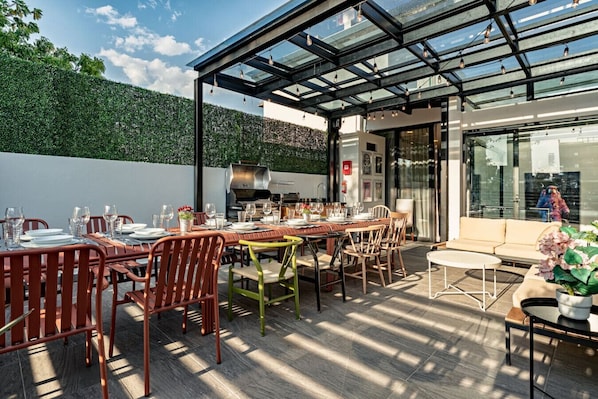 Outdoor dining area with seating for 14, perfect for group meals and gatherings