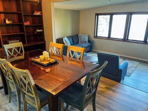 Dining room seats 6 with view of lake.