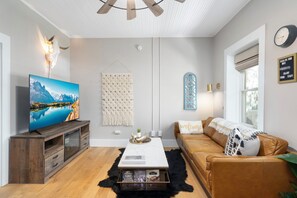 Comfortable family room w/Smart TV and leather sofa.