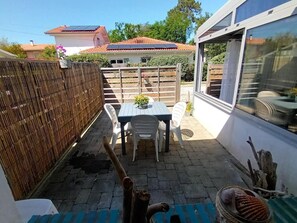 屋外ダイニングエリア