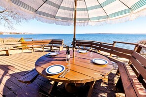 Dine with a view or enjoy a drink on the deck, this table and chairs offer the perfect bayside setting. ⭐⭐⭐⭐⭐