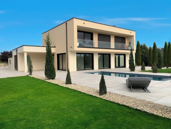 Ansicht vom Pool ins Haus