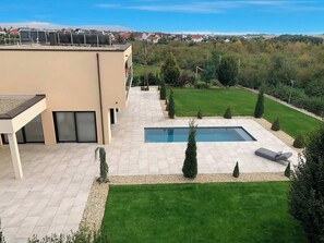 Swiming Pool mit Außenfläche und Garten sowie Logia auf der linken Seite 