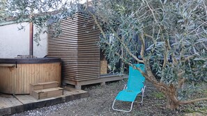 Outdoor spa tub