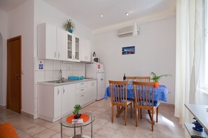 Well-equipped kitchen with dining area