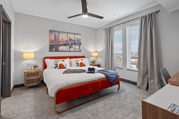 This stylish bedroom offers a cozy retreat with stunning views of the Nashville skyline. Featuring a plush king-size bed, warm tones, and elegant décor, it’s the perfect space to unwind and enjoy the city’s charm.