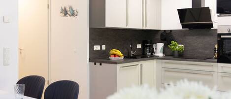 Mobilia, Cucina, Controsoffitto, Interior Design, Elettrodomestico Da Cucina, Cabinetry, Pavimentazione, Lampada, Illuminazione, Soffitto
