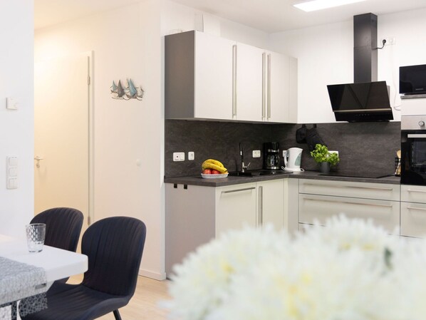 Möbel, Küche, Countertop, Interior Design, Küchengerät, Cabinetry, Flooring, Light Fixture, Beleuchtung, Decke
