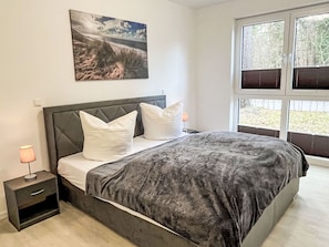 Bett, Schlafzimmer, Interior Design, Möbel, Holz, Bedding, Bettdecke, Flooring, Fussboden, Zimmer