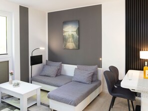 Möbel, Interior Design, Flooring, Fussboden, Zuhause, Zimmer, Wohnung, Beleuchtung, Wohnzimmer, Couch