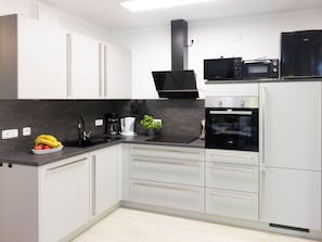 Küche, Küchengerät, Countertop, Major Appliance, Flooring, Cabinetry, Holz, Möbel, Interior Design, Herd