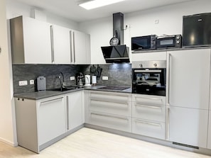 Küche, Küchengerät, Major Appliance, Countertop, Cabinetry, Flooring, Haushaltsgerät, Herd, Möbel, Interior Design