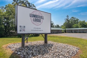 Lumberjill Lodge Entrance