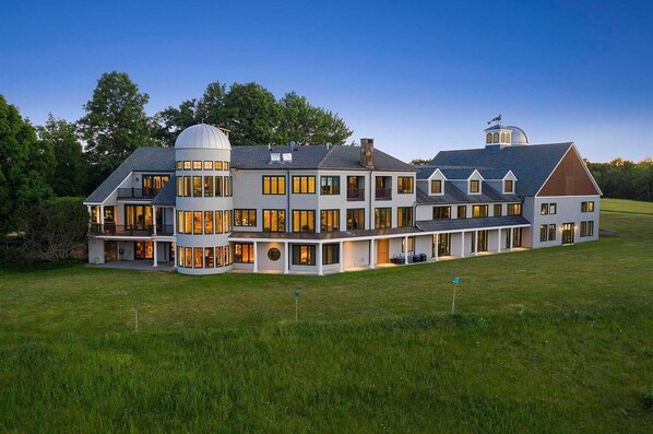 As the sun sets, this estate comes to life with warm glowing lights and a stunning architectural design. A peaceful retreat that blends luxury with nature’s beauty.