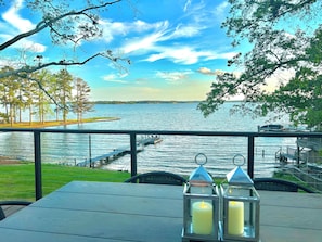 Al fresco. If you enjoy outdoor dining, this is the spot.