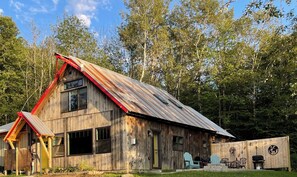 Valley View cottage with outdoor deck