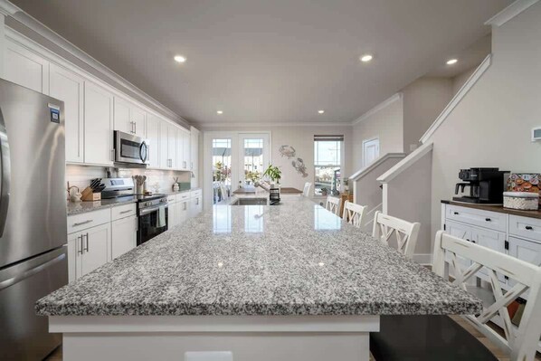 Enjoy a fully equipped kitchen 🍳 stocked with everything you need to prepare meals at home! You'll find pots, pans, mixing bowls, measuring cups and spoons, and complete dinnerware 🍽️. We've also provided some basic cooking ingredients 🧂 for you t