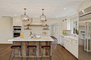 Well equipped kitchen, with everything needed to cook meals.