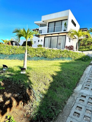 Lots of parking on top area and or casita area 